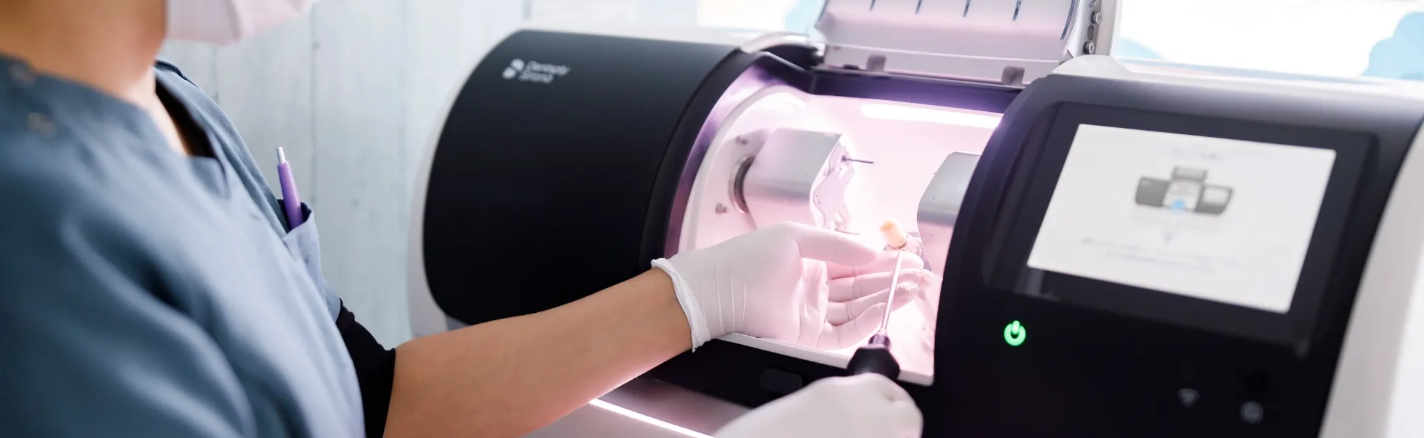 こだわりの半日セラミック治療院内の熟練技工士と連携