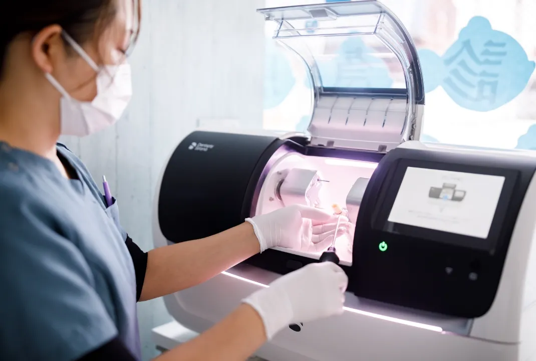 こだわりの半日セラミック治療院内の熟練技工士と連携